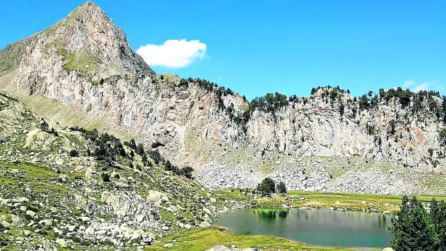 Ibón de Paderna, a 2.267 metros, donde se han visto patos en los últimos años.