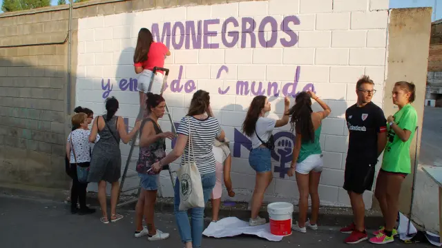 Mural dibujado en las fiestas del año pasado en la fachada de la Agrupación de Peñas.