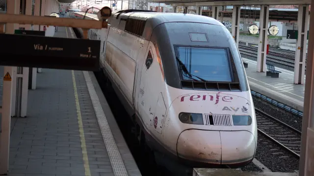 AVE en la estación de ferrocarril de Huesca.