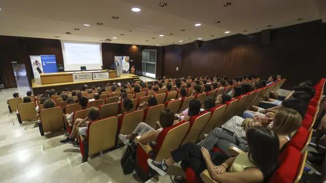 Bienvenida alumnos universitarios en el Campus de Huesca.