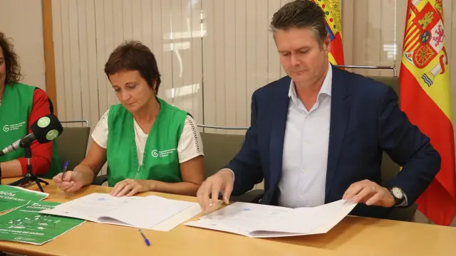 Firma del acuerdo de "Espacios sin humo" entre la AECC y el Ayuntamiento de Fraga.