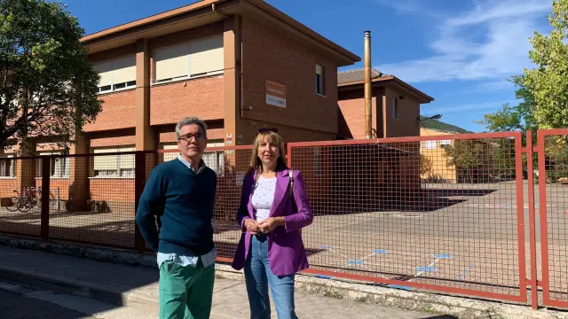 El concejal Javier Sadornil y la alcaldesa Berta Fernández, en el colegio Puente Sardas.