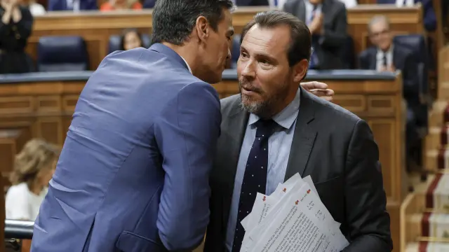 El presidente del Gobierno en funciones, Pedro Sánchez, saluda al diputado del PSOE Óscar Puente.