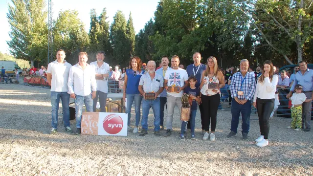 Ganadores del Concurso de Chotos de Femoga, acompañados por el alcalde de Sariñena, Juan Escalzo.