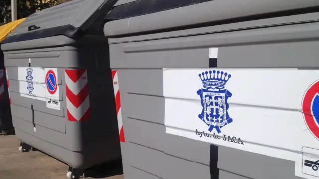 Contenedores de recogida de residuos en una calle de Jaca.