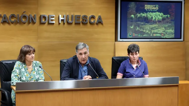 Nuria Pargada, Ricardo Oliván y Maite Coti en la presentación de la Feria de Otoño de Biescas.