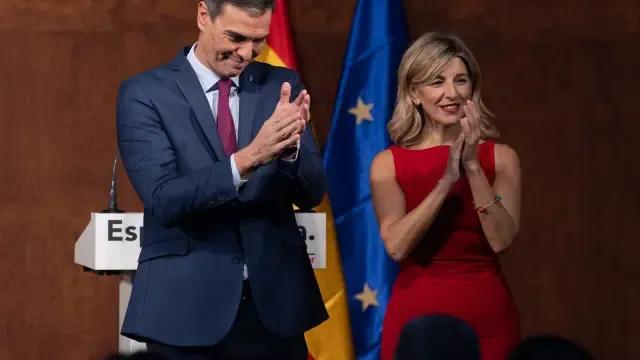 Pedro Sánchez y Yolanda Díaz aplauden tras firmar el acuerdo.