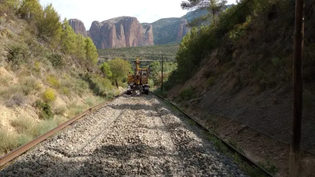 Máquina trabajando en el tramo Ayerbe-Caldearenas.