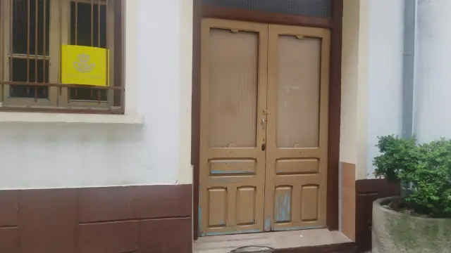 La oficina de Correos de Bielsa, cerrada desde hace quince días.