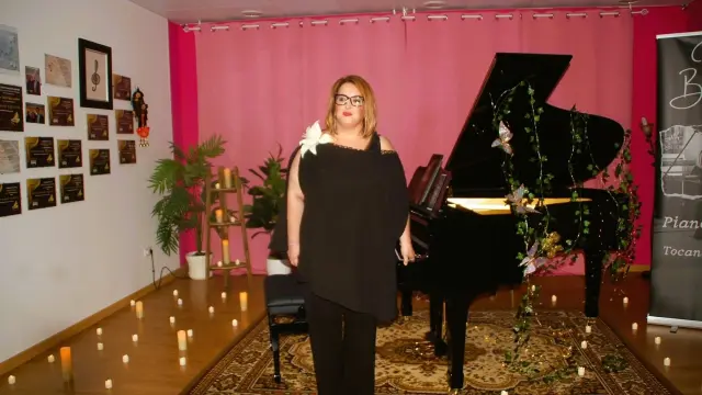La pianista Nati Ballarín en su recital en Sariñena.