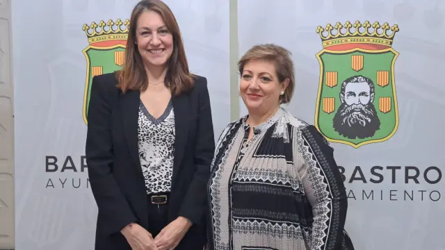 La primera teniente de alcalde de Barbastro, Blanca Galindo y la concejala de Igualdad, Silvia Ramírez.