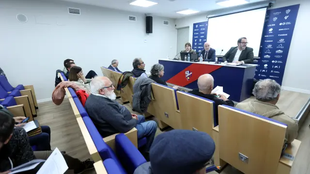Momentos previos al inicio de la junta en la sala de prensa de El Alcoraz