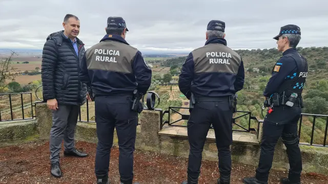 Agentes con Sergio Serra y el oficial de Policía, Mariano Brusau, en un mirador de la sierra de San Quílez.