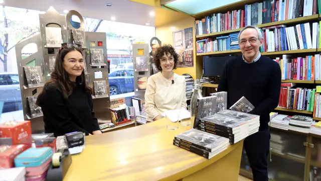 Elvira Valgañón, María José Hasta y Chema Aniés, en la librería Anónima.