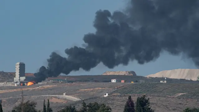 Columna de humo visible en la frontera entre Israel y El Líbano.
