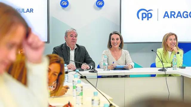 De frente, Jorge Azcón, Cuca Gamarra y Ana Alós, ayer en el Comité de Dirección del PP-Aragón.