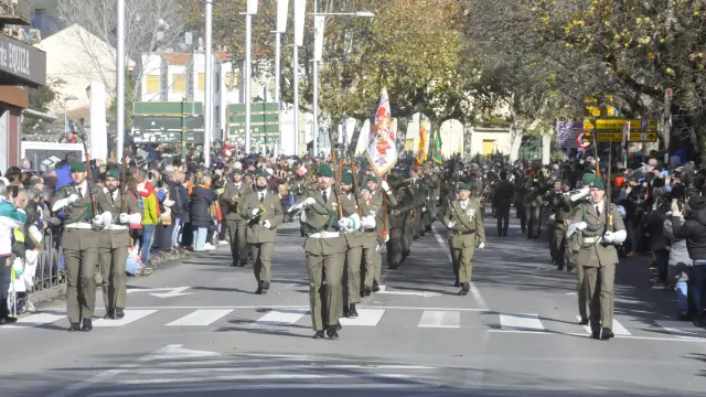 Desfile de las tropas del Regimiento Galicia 64 por la avenida de Francia.