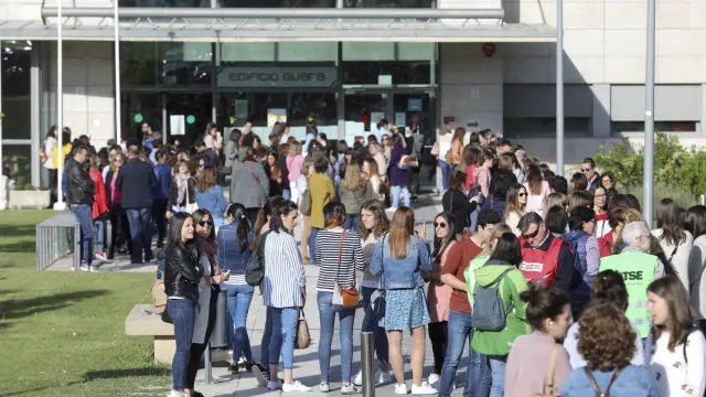 Opositores aguardando a entrar al examen en la convocatoria de 2019.