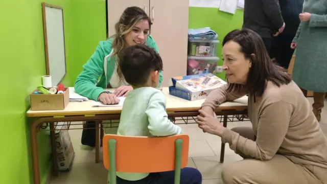 Carmen Susín, consejera de Bienestar y Familia del Gobierno aragonés visita el centro de atención temprana de Monzón