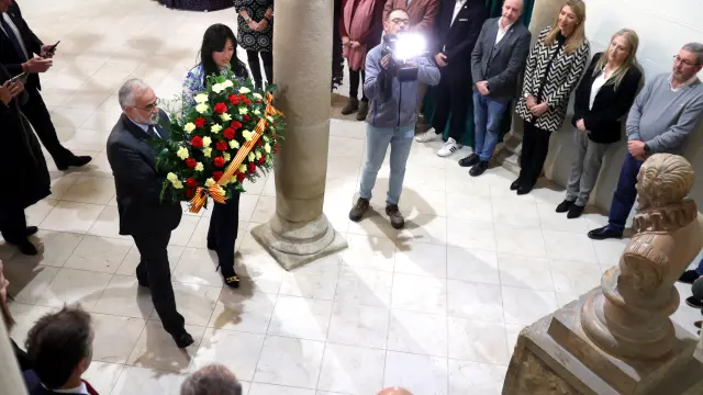 El lugarteniente del Justicia y la alcaldesa depositan una ofrenda floral a Juan de Lanuza.