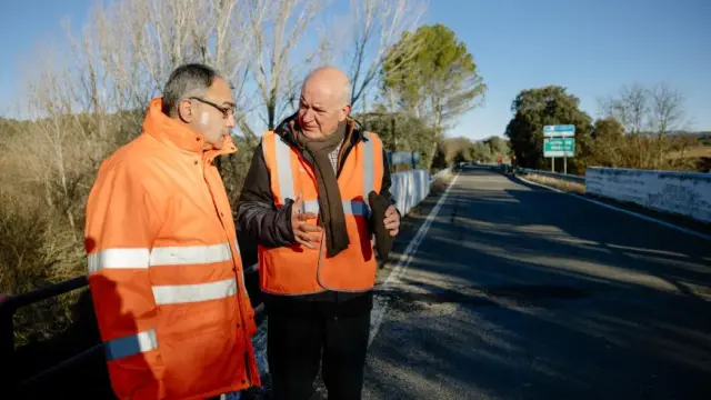 Miguel Ángel Arminio (derecha) ha inspeccionado el tramo de la A-125 entre Ardisa y Ayerbe