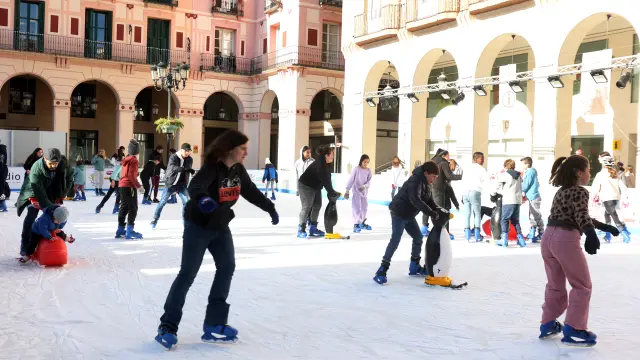 Mañana soleada sobre la pista de hielo en el primer día de 'Vacaciones inolvidables', en la plaza López Allué