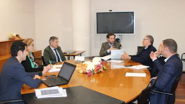 Reunión de la Diputación Provincial de Huesca con la Asociación Provincial de Hostelería y Turismo.
