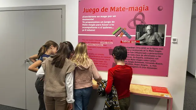 Un grupo de niños en las instalaciones del Museo de Matemáticas intentando resolver uno de los juegos.
