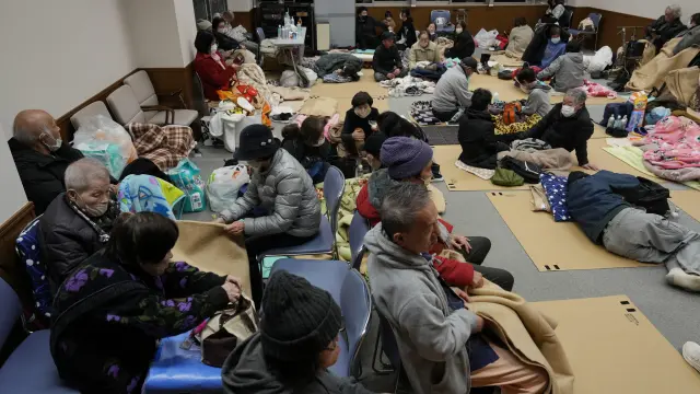 Personas evacuadas en Togi Town, en la península de Noto.