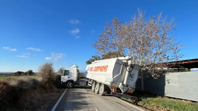 El camión tráiler cruzado en al carretera próxima a Berbegal.