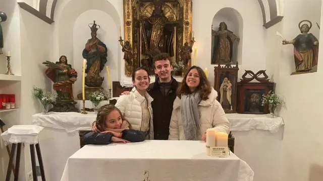 Los nietos más pequeños de Joaquín Güerri cumpliendo con la tradición después de la misa.