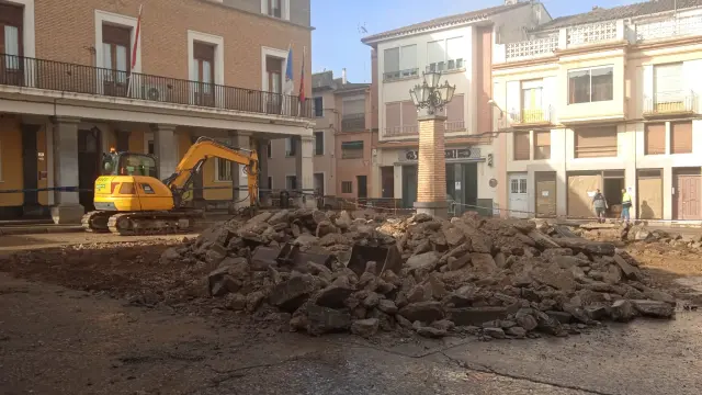Trabajos en la plaza España de Sariñena durante una jornada