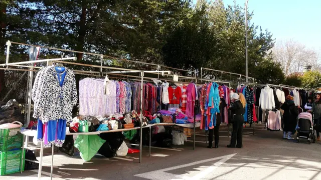 El tradicional mercadillo de los viernes, ubicado en la calle Infanta Doña Sancha.