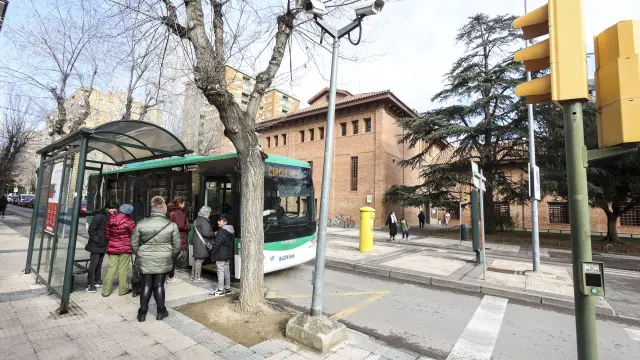 Pasajeros esperando a uno de los autobuses urbanos de Huesca.
