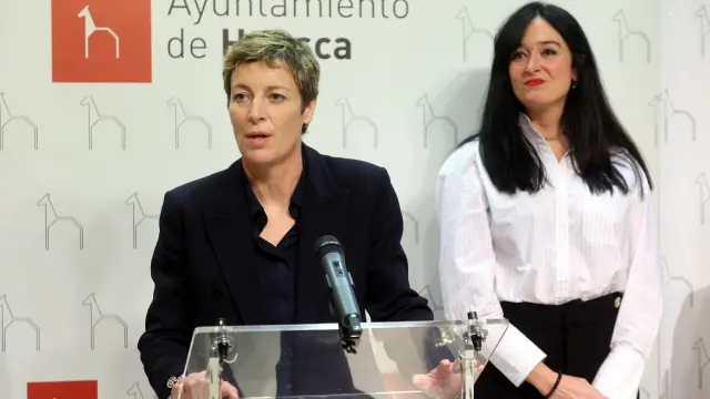 Elisa Aguilar y Lorena Orduna en la rueda de prensa que anuncia el torneo de baloncesto Sub-17 en Huesca.