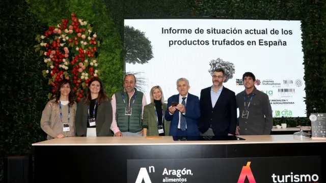 Integrantes de la Asociación de Recolectores y Cultivadores de TRufa de Aragón con el consejero Ángel Samper.