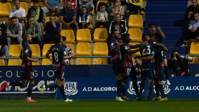 Los jugadores del Huesca celebran uno de los dos tantos que le marcaron al Alcorcón en el partido de ida