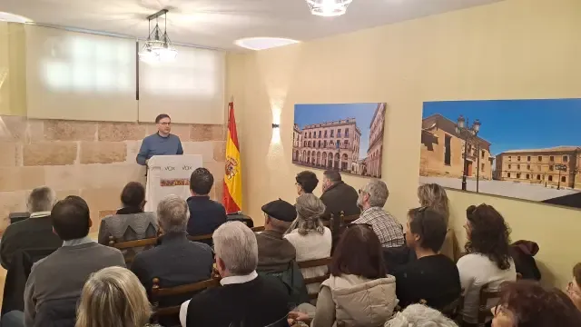 Afiliados y simpatizantes en la Asamblea de Vox celebrada este sábado en Huesca.