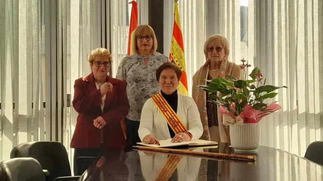 La alcaldesa del municipio, María Carmen Fabana, con las tres mayordomas