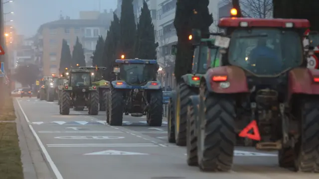 Tractores en el acceso a Huesca por la avenida de Monegros.
