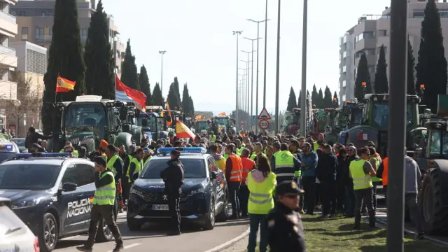 Manifestación de agricultores en la avenida de Monegros de Huesca.