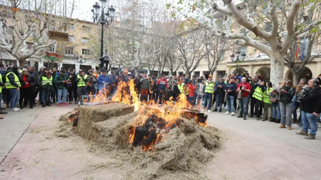 Los manifestantes han quemado una paca de paja frente a la Subdelegación del Gobierno en Huesca