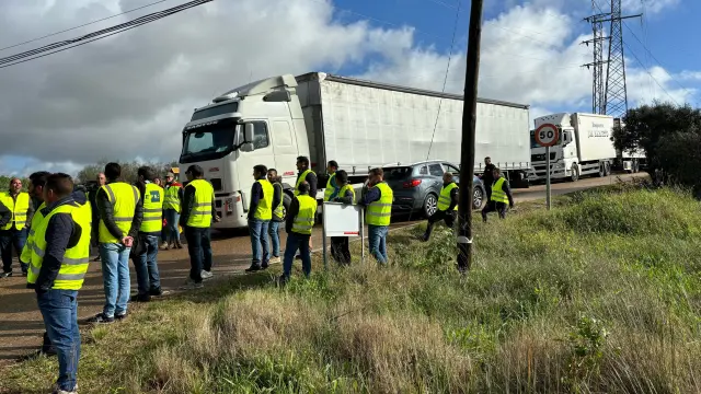 Corte de carretera en Mérida este lunes por parte de transportistas y agricultores.