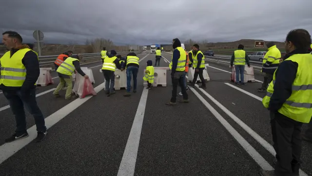 Agricultores de Teruel protestan cortando la A-23 en una imagen del pasado viernes.