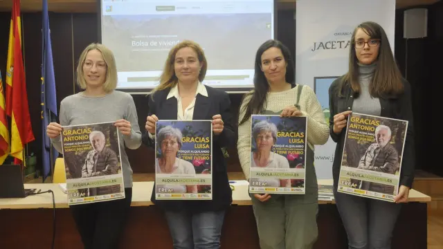 Cristina Abadías, Olvido Moratinos, María Pulido y Andrea Valerio, con los carteles del proyecto.