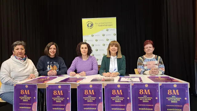 Manuela Gómez, Ana Castillo, Elena Buil, Berta Fernández y Pilara Piedrafita, en la presentación de los actos.