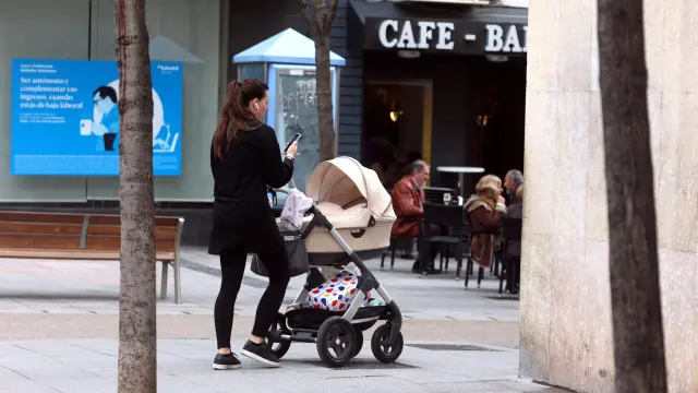 Foto reciente de un bebé en el centro de Huesca ciudad.