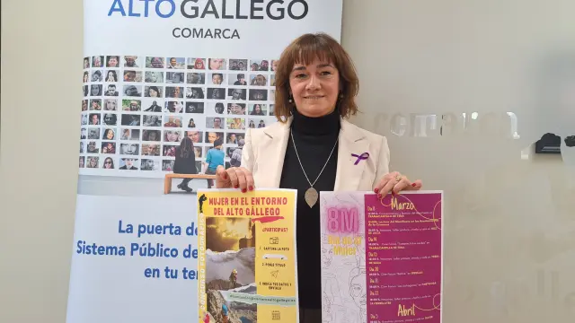 La vicepresidenta comarcal, Nuria Pargada, con los carteles de actividades en torno al 8M.