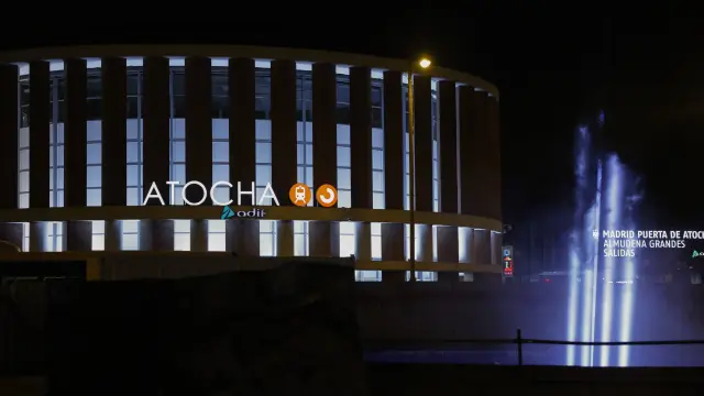 La Comunidad de Madrid ilumina el cielo de Atocha con un haz de luz azul en homenaje a las víctimas de los atentados del 11 de marzo