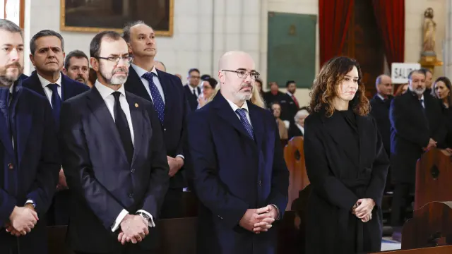 El delegado del Gobierno de Madrid, Francisco Martín Aguirre (c), y la presidenta de la Comunidad de Madrid, Isabel Díaz Ayuso (d), asisten a la misa funeral por el 20º aniversario de los atentados terroristas del 11 de marzo de 2024.